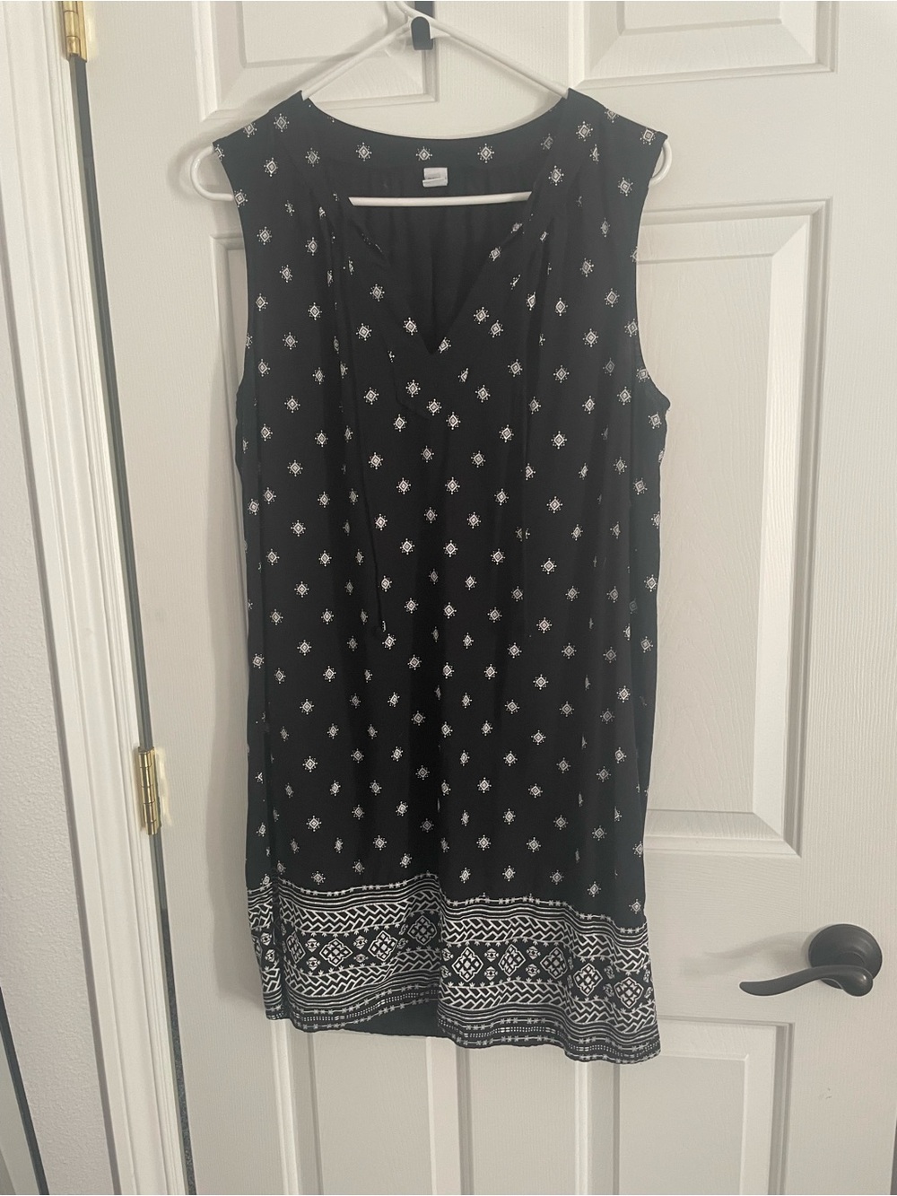 Old Navy Black Sleeveless V-Neck Tunic with White Geo Print